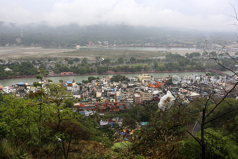 印度北部阿坎德邦的哈里德瓦尔市，从山上看风景。