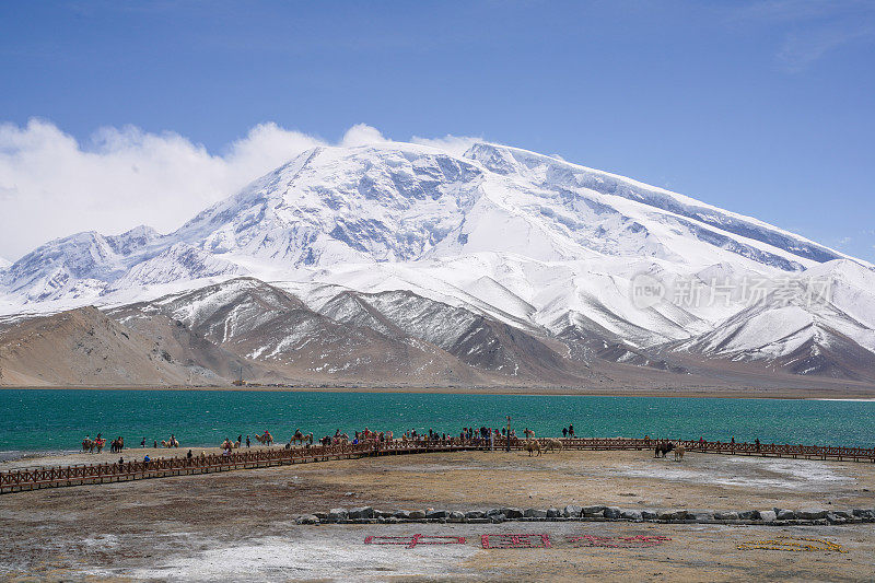 中国新疆帕米尔高原山上的白沙湖