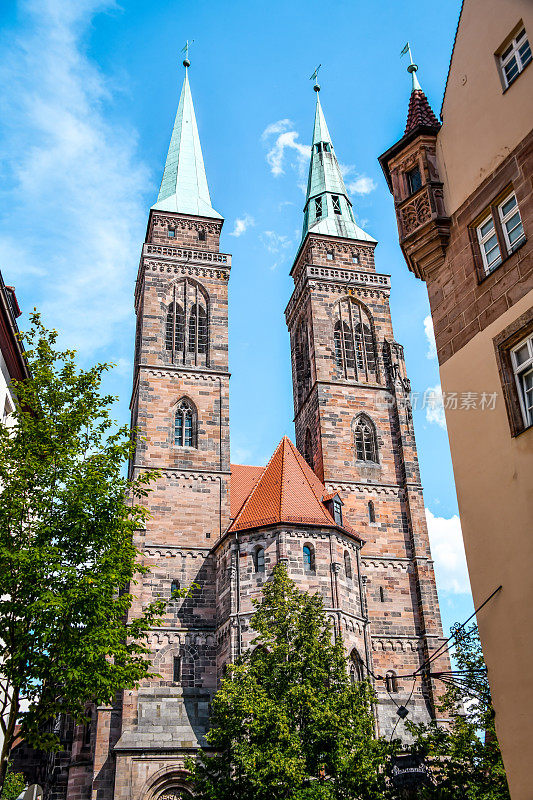 从低角度看德国纽伦堡圣塞巴尔多斯教堂的双塔