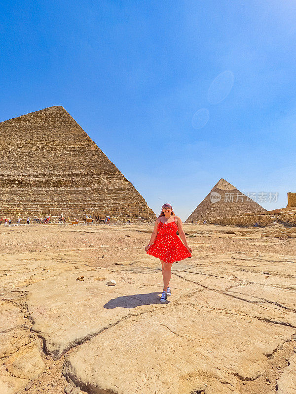 开罗吉萨金字塔前的年轻女子