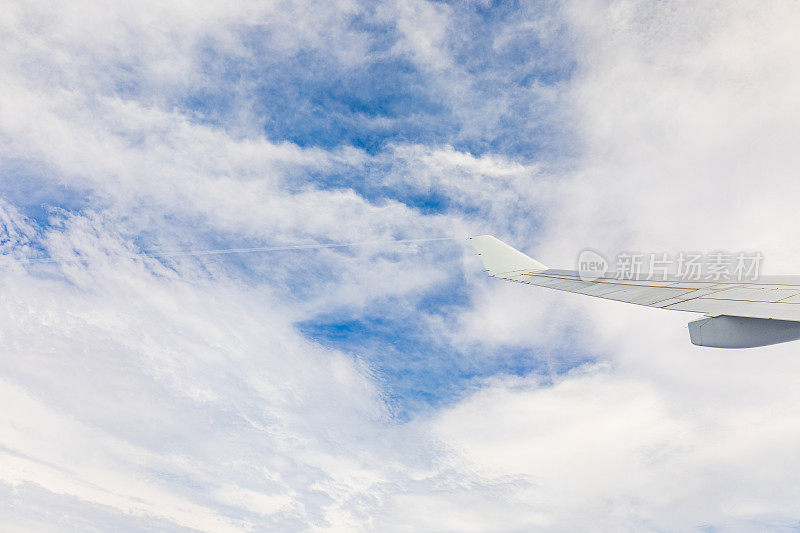 在一个阳光明媚的日子里，从穿过海洋上空云层的飞机上看到的景象