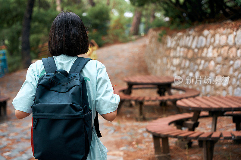 年轻女子要上大学了