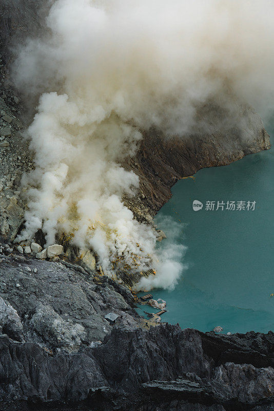 硫磺烟从印尼东爪哇的伊真火山口升起