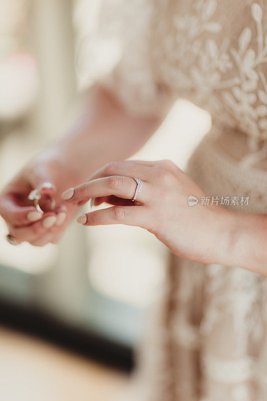 新娘戴上结婚戒指