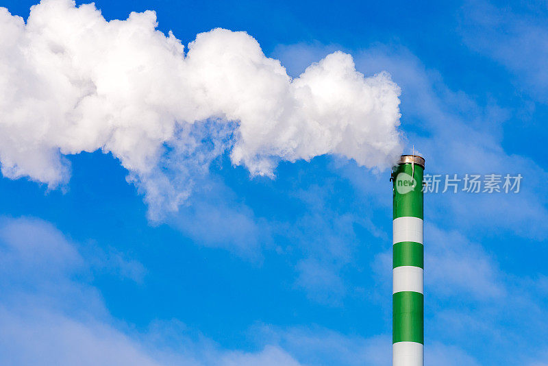 蓝色多云的天空上，烟囱里的一条工业烟管。