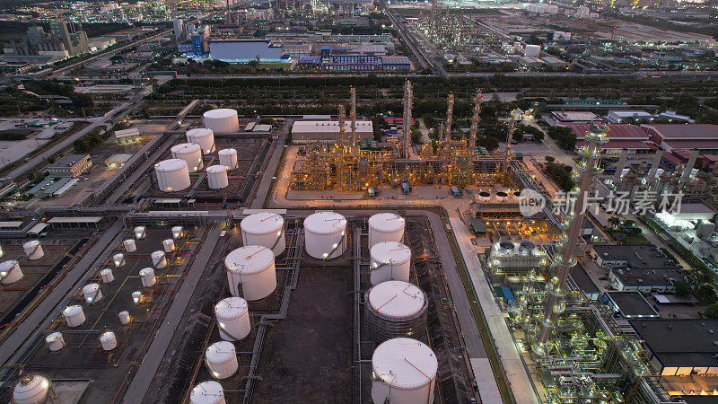 石油工厂和发电厂的夜间鸟瞰图
