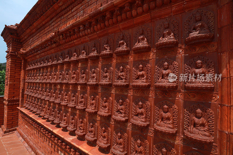 佛教文化旅游区的整面墙都是佛像雕塑