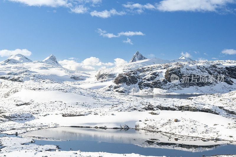 秋天的第一场雪给高山染上了色彩