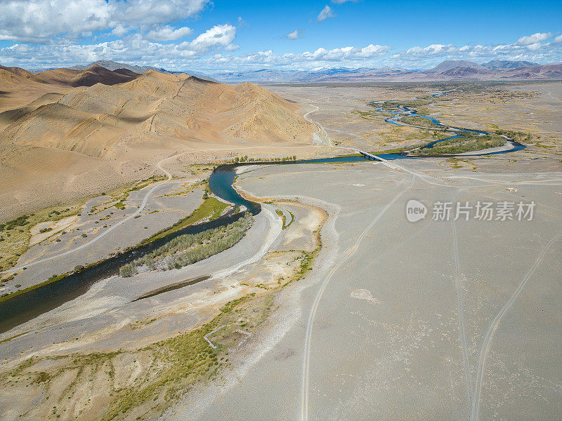 鸟瞰图显示车辆穿过巴彦乌吉省阿尔泰山脉的景观