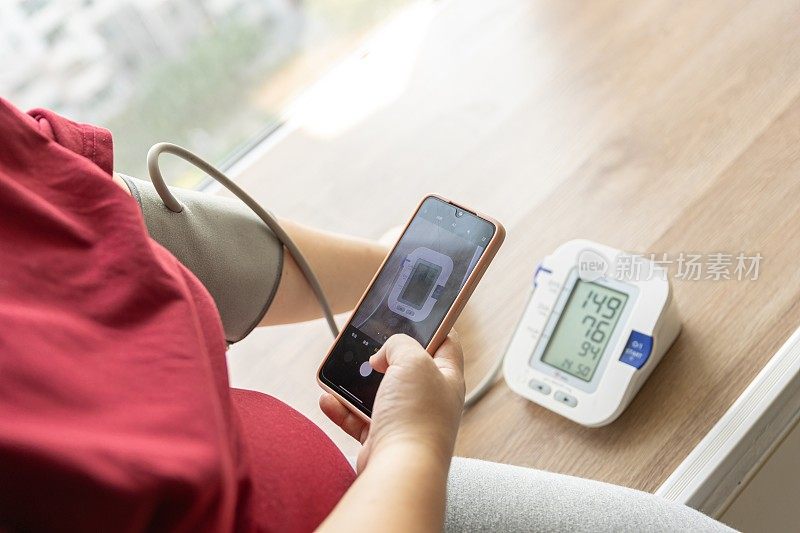 使用血压监测仪自行测量血压和心率，具有医疗保健和医疗理念