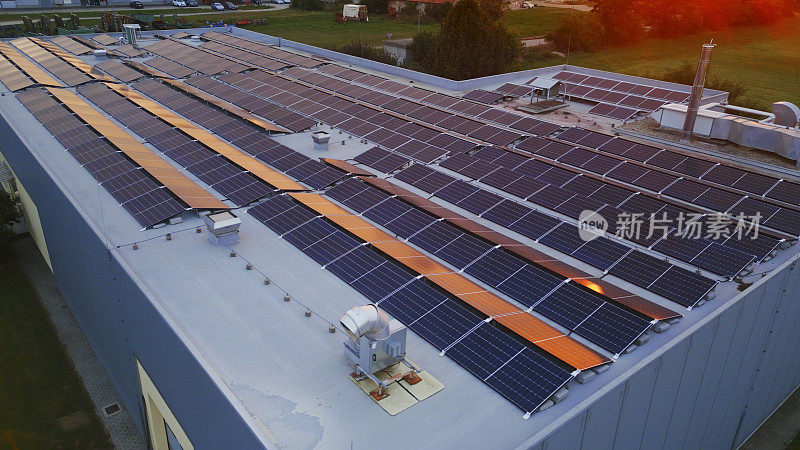 安装在仓库楼顶的太阳能电池板