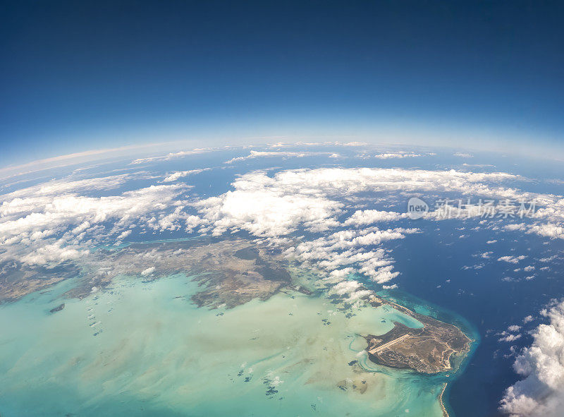 从飞机窗口鸟瞰特克斯和凯科斯群岛