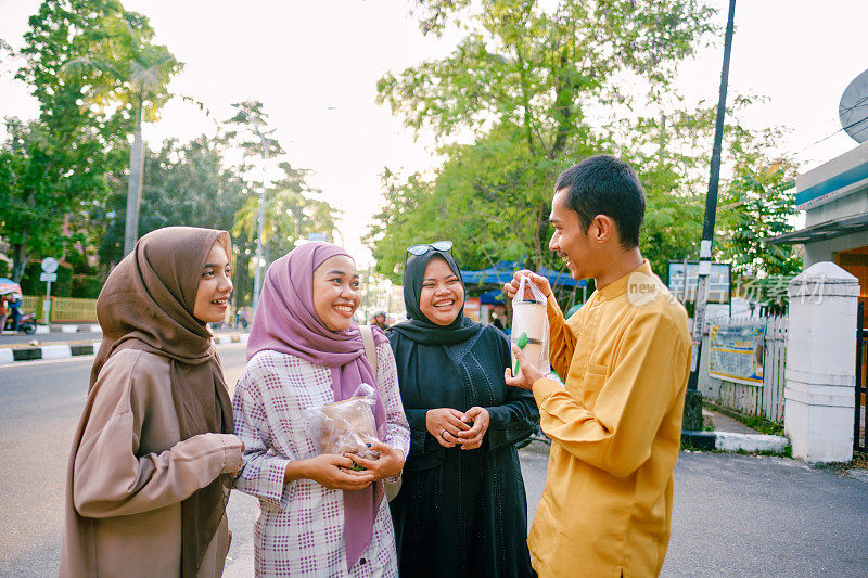 亚洲穆斯林团体在街头食品市场斋月