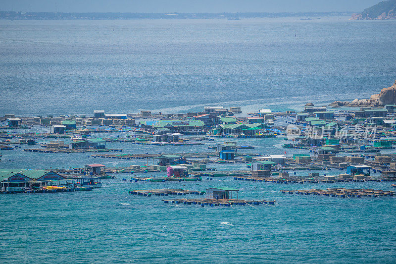 平巴潘朗岛海上水产养殖的木筏屋区