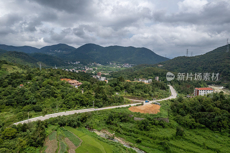 通过山区和农村地区的高速公路鸟瞰图