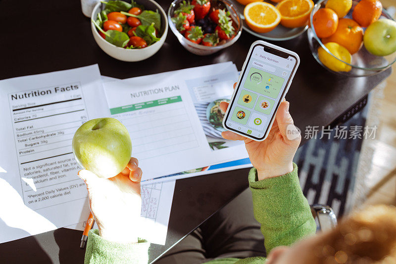 一名女子在手机应用程序上查看食物的营养价值