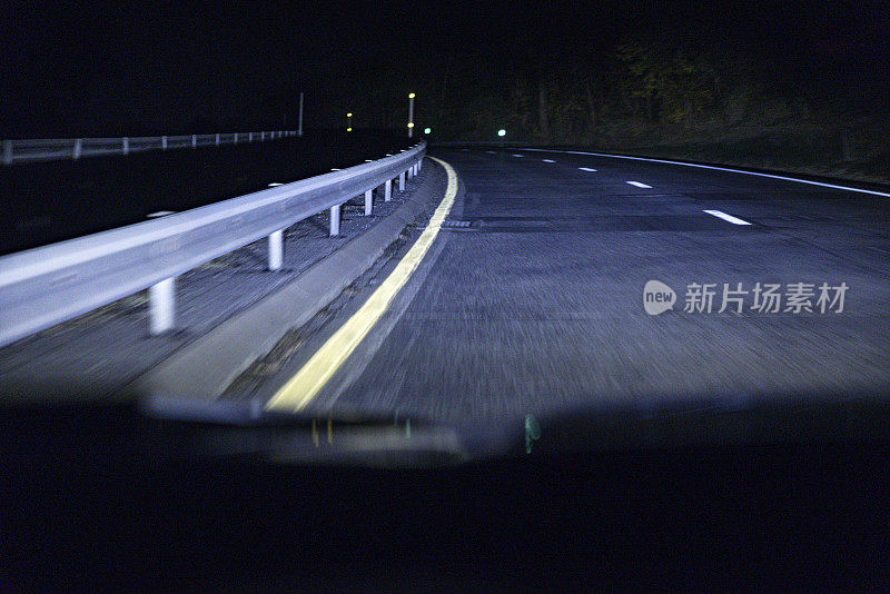 司机在午夜高速公路上超速驶过弯道