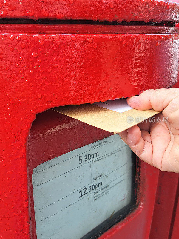 信件被放入红色邮筒的特写镜头。英国皇家邮政因邮政丑闻而成为热门话题。