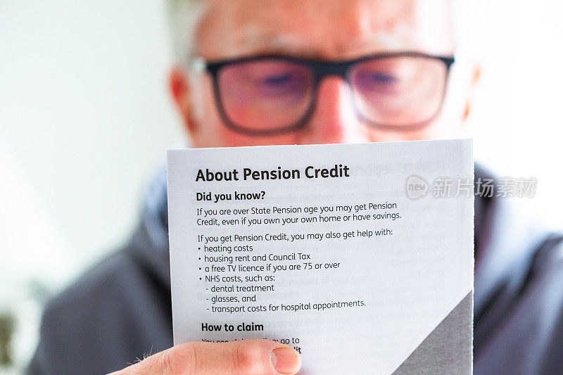 退休老人阅读关于养老金信贷的传单