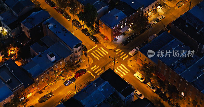 夜间航拍的费城十字街道