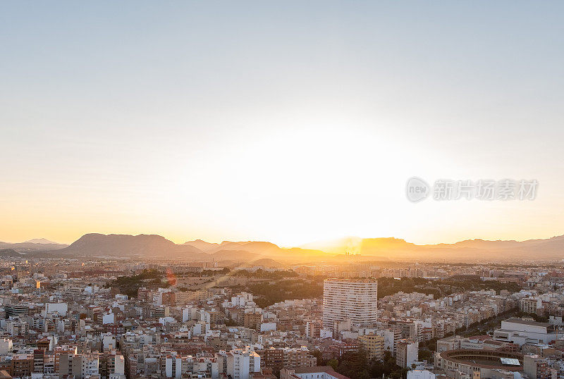 西班牙阿利坎特城的全景在夕阳的余晖中，傍晚的暮色中。