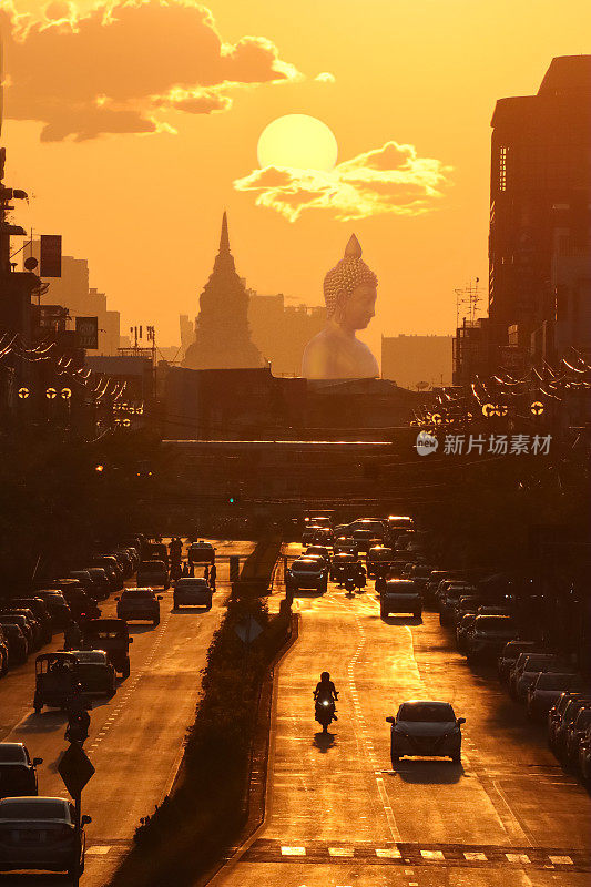 橙色日落天空的特写图像，在佛祖(铜像)和王庙(皇家寺庙)上，从立交桥上看高速公路上的交通堵塞，摩托车，汽车，空气污染，烟雾，汽车烟雾