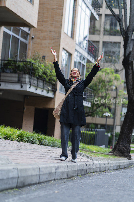 一位拉丁妇女在波哥大的街道上享受户外活动