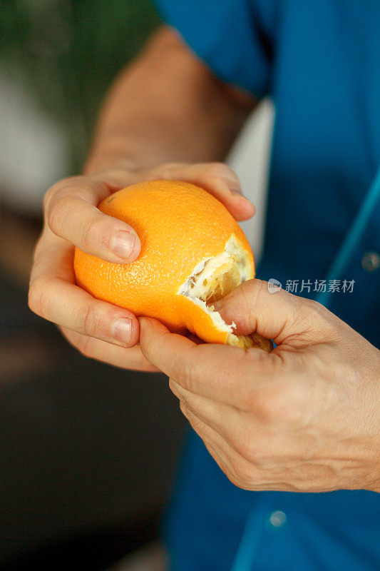 用手剥橘子皮和橘子皮