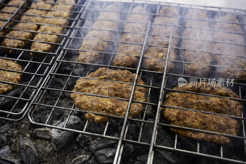 传统的土耳其阿达纳烤肉串。