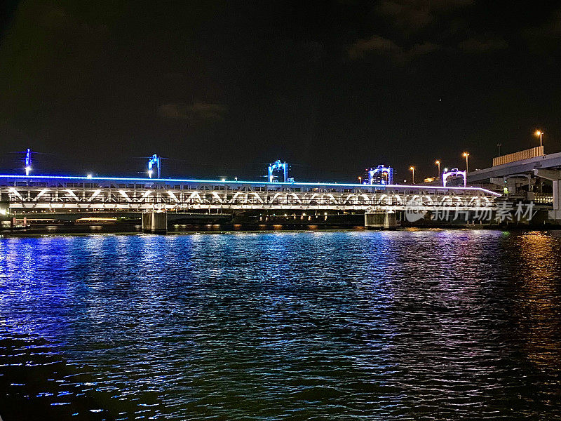 日本-东京-隅田河步行桥的夜晚