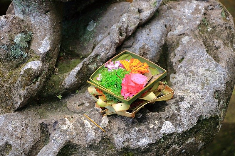 迦南纱丽，传统的巴厘岛祭品，在巴厘岛用花和香棍供奉神灵