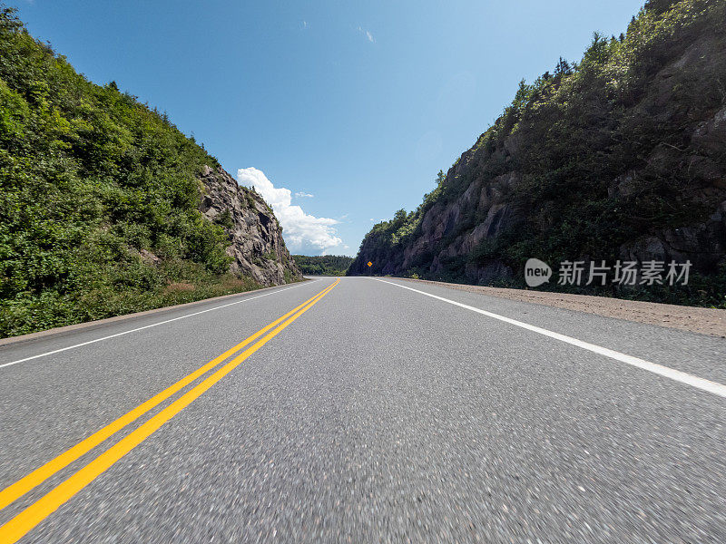 夏季，POV在加拿大魁北克省北部Cote地区的138号高速公路上行驶