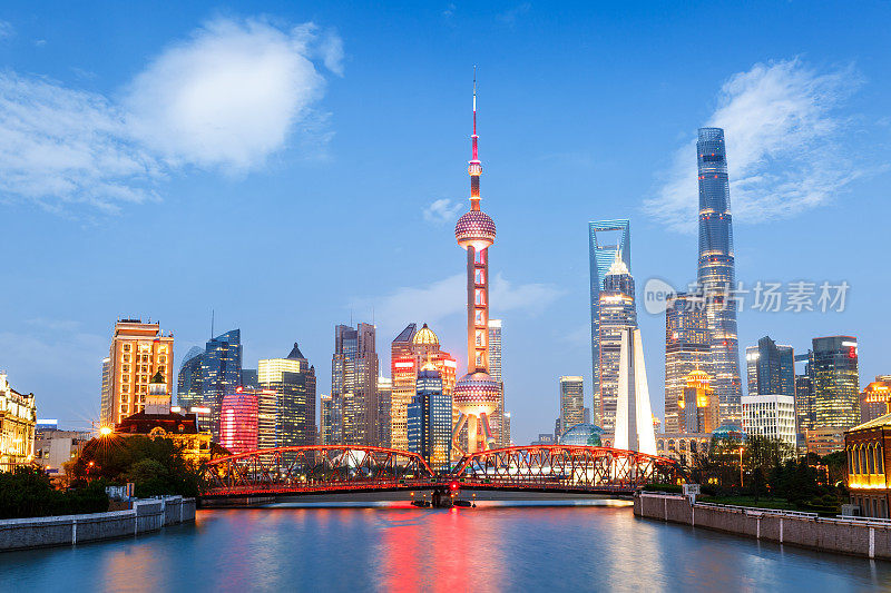 中国上海夜晚美丽的现代城市