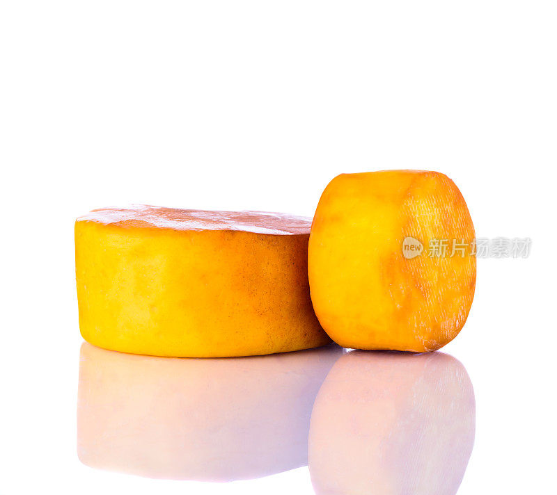 熏奶酪孤立在白色背景