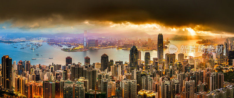 夕阳下的香港维多利亚港景色