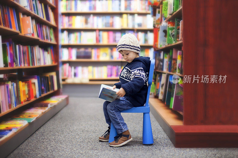 可爱的小男孩，坐在书店里