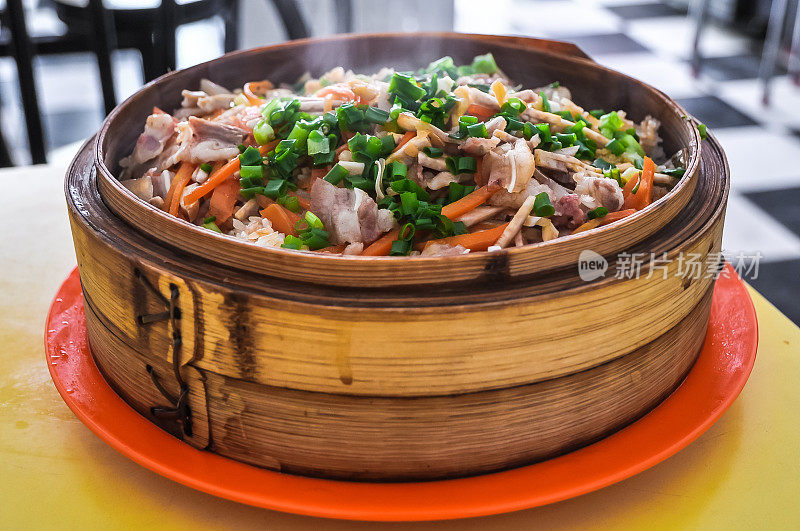中国食物-蔬菜和肉的蒸饭