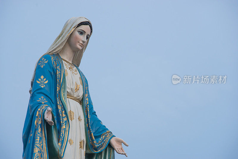 蓝色背景的圣母玛利亚雕像