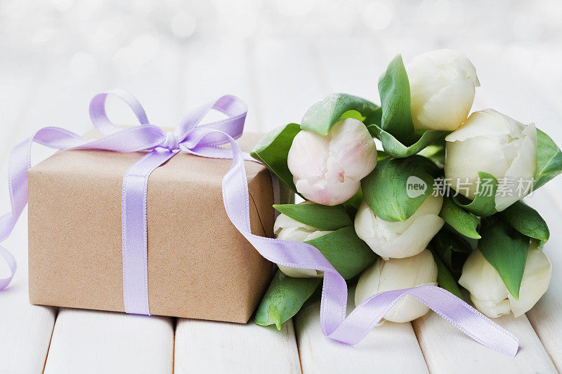 郁金香花和礼物的生日，妇女或母亲节。