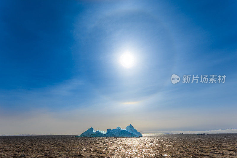 太阳光环照耀着格陵兰岛北部的蓝色冰山和海洋