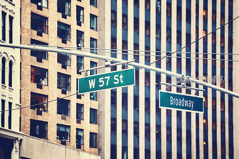 在纽约曼哈顿的西57街和百老汇悬挂着标牌。