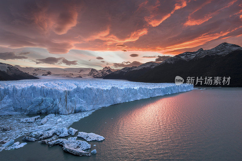 日落在佩里托莫雷诺冰川