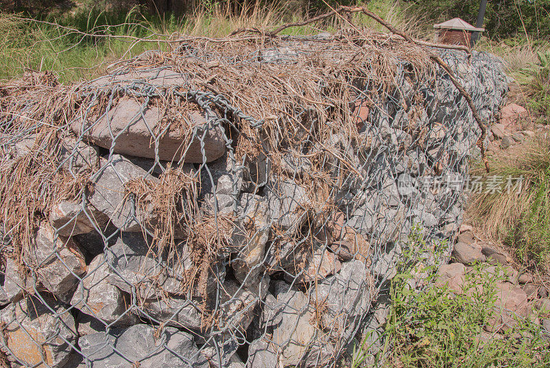 防水的岩石和铁丝网屏障