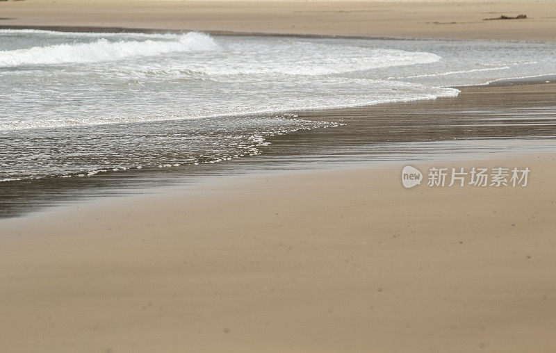 海浪在海滩上冲浪