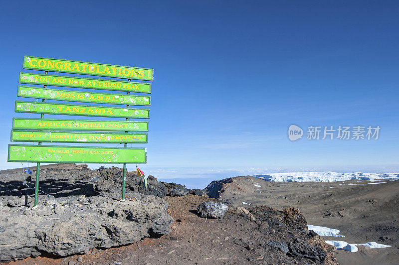 坦桑尼亚乞力马扎罗山顶上的新高峰标志