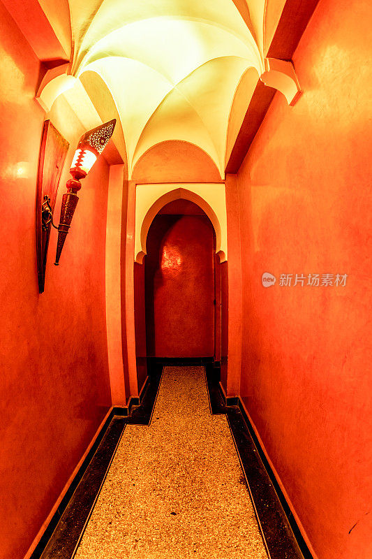 传统阿拉伯酒店的走廊