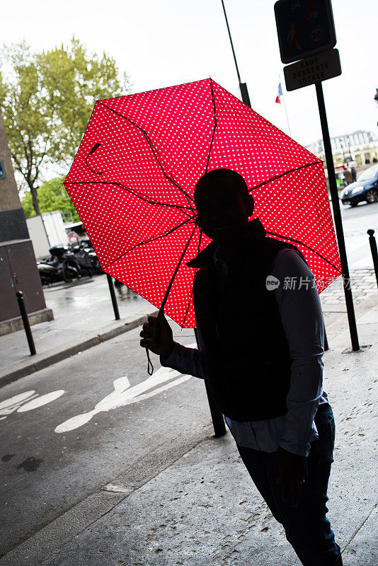 漫步在巴黎的雨中
