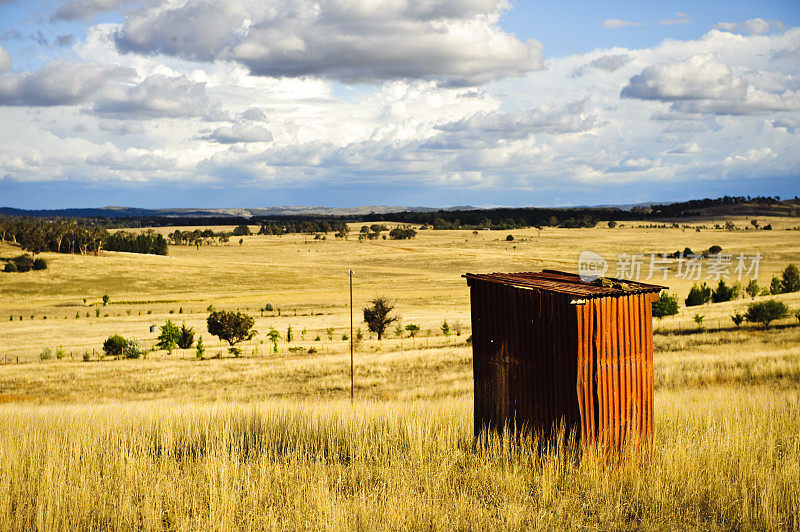 澳大利亚:生锈的波纹铁皮棚农场外屋