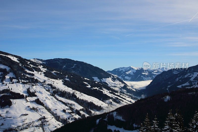 冬季奥地利萨尔巴赫上空的云层