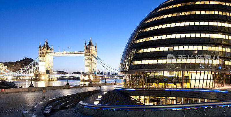 英国日落伦敦塔桥和市政厅